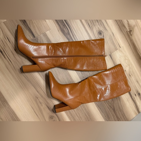 Shoes - Women’s Tan Croc-Textured Knee high Boots size 8 NEW